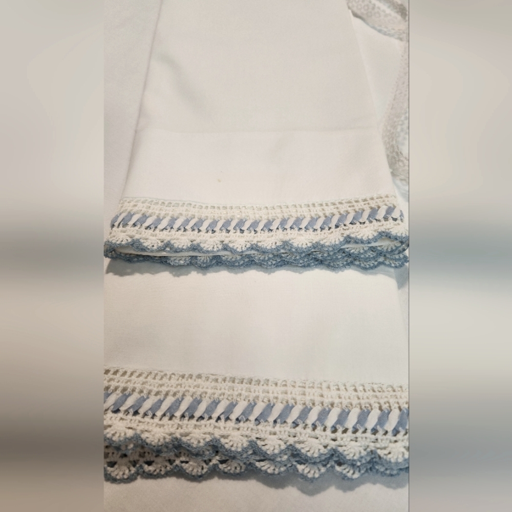 VINTAGE CANNON MUSLIN PILLOWCASES WITH HANDMADE LACE ACCENT